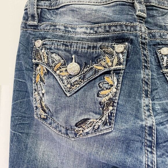 Miss Me Pearl & Feather Border Mid Rise Capri Jeans Cropped Straight Leg Size 27 - Picture 8 of 13